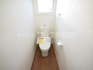 【トイレ】 | 奈良市帝塚山3丁目の新築一戸建 全２区画 | 現地写真（２号地２階トイレ）温水洗浄便座を標準装備！