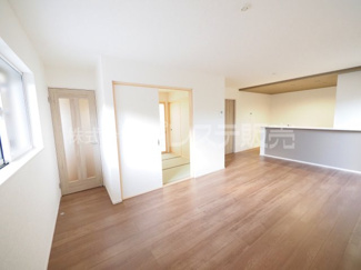 【居間・リビング】 | 奈良市帝塚山3丁目の新築一戸建 全２区画 | 現地写真（２号地リビング）ＬＤＫ17.5帖！南向きですので、陽あたり良好です♪