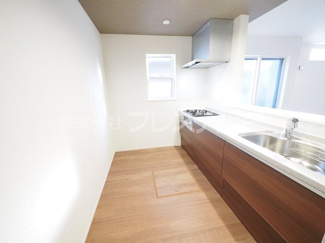 【キッチン】 | 奈良市帝塚山3丁目の新築一戸建 全２区画 | 現地写真（２号地キッチン）人気の対面キッチン♪