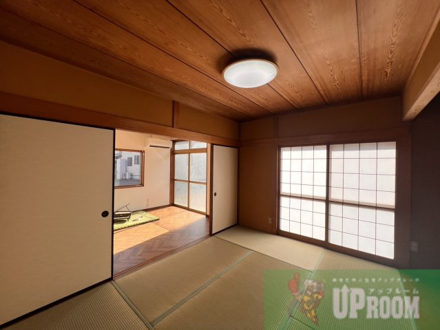 ネコと子犬のワルツの和室