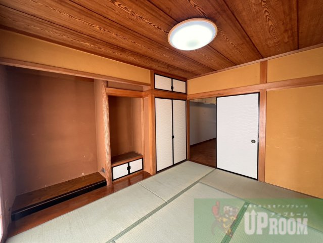 ネコと子犬のワルツの和室