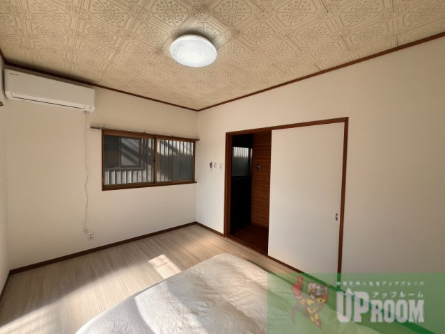 ネコと子犬のワルツの和室