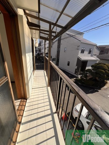 ネコと子犬のワルツのバルコニー