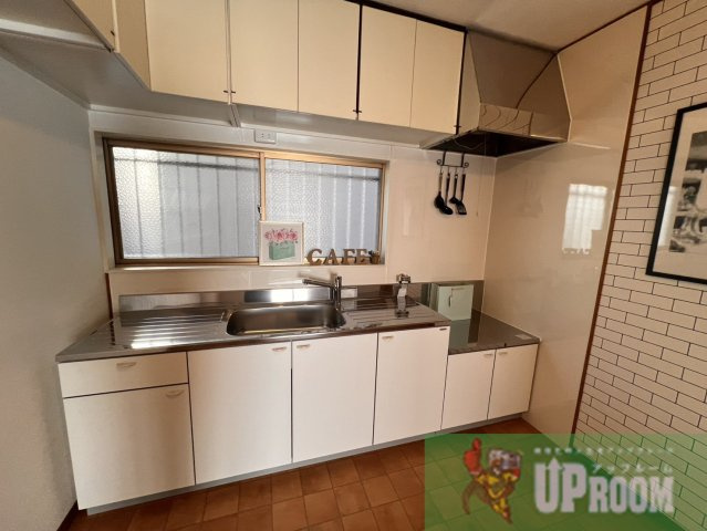 ネコと子犬のワルツのキッチン