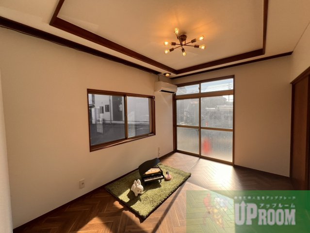 ネコと子犬のワルツの和室