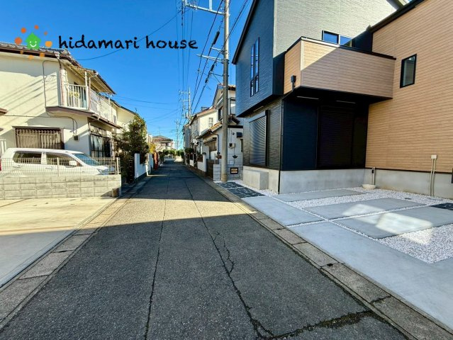 上尾市平塚11期　新築戸建　グラファーレ01の前面道路含む現地写真