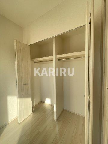 プレジオ関目 の収納|同物件別部屋の写真です。フローリングの色は茶色です。