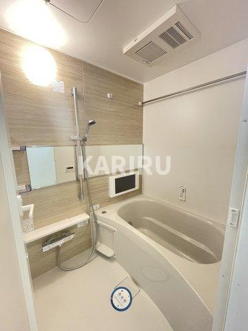 プレジオ関目 の浴室|同物件別部屋の写真です。フローリングの色は茶色です。
