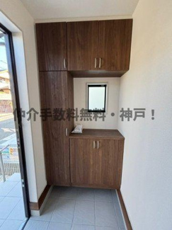 【玄関】 | 神戸市西区学園東町4丁目　新築戸建1号棟　仲介手数料無料！ | 収納もある玄関です