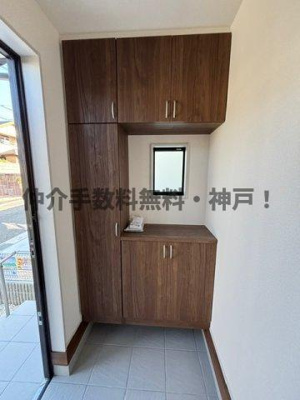【玄関】 | 神戸市西区学園東町4丁目　新築戸建1号棟　仲介手数料無料！ | 収納もある玄関です