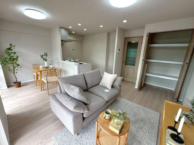 杉並コーポラスの居間・リビング|白を基調とした内装で、清潔感や自然な明るさを演出！

ご内見希望・資料請求などお気軽にお問い合わせ下さい！
03-5990-5201