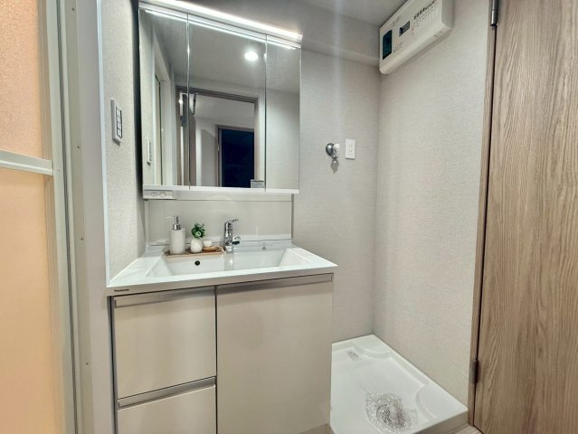 杉並コーポラスの独立洗面台|三面鏡の裏には収納が付いているため、スムーズに身支度が完了します！

ご内見希望・資料請求などお気軽にお問い合わせ下さい！
03-5990-5201