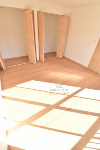 ひたちなか市笹野町3丁目　15-33の洋室|２階8帖洋室です。こちらにもたっぷりの収納があるのでお部屋を広くお使いいただけます。採光バッチリ・通風良好です！