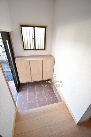 ひたちなか市笹野町3丁目　15-33の玄関|シューズボックスも新品交換済みです。窓があるので通風、採光良好です。
