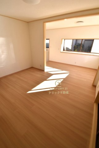 ひたちなか市笹野町3丁目　15-33の居間・リビング|日当たり良好なLDK！床クリーニング、壁、天井クロス張替え済みです。