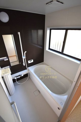 ひたちなか市笹野町3丁目　15-33の浴室|ユニットバスは新品交換済みです。浴槽には滑り止めの凹凸があり、床は濡れた状態でも滑りにくい加工がされている安心設計です。
