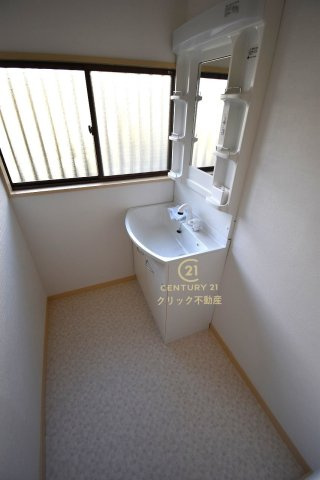ひたちなか市笹野町3丁目　15-33の脱衣所|洗面化粧台も新品交換されております。クッションフロア、壁、天井クロス貼りを行いました。
