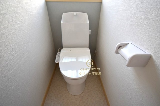 ひたちなか市笹野町3丁目　15-33のトイレ|トイレは温水洗浄便座に交換しました。洗浄量は従来のものより大幅な節水を実現、少ない水でもしっかりと洗浄。表面は凹凸がないため汚れがつきにくく、継ぎ目のない形状でお手入れも簡単です。