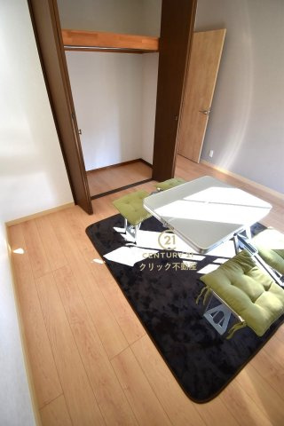 ひたちなか市笹野町3丁目　15-33の洋室|1階洋室です。たっぷりの収納スペースもございます。