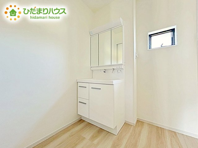 【独立洗面台】 | 水戸市河和田町11期　新築戸建 | 三面鏡の大きな鏡は憧れます(^^♪ 鏡の後ろは収納となっていて、細かいものでも収納できるのでスッキリと整理できます！