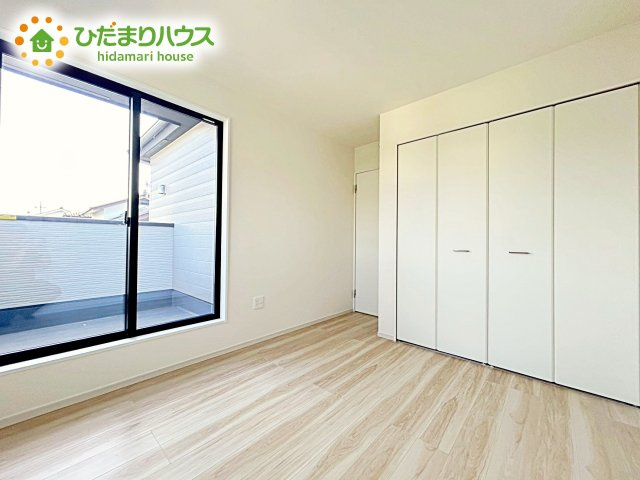 【洋室】 | 水戸市河和田町11期　新築戸建 | 白い壁の洋室は、太陽の光だけでも十分明るく感じられますね