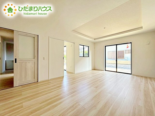 【居間・リビング】 | 水戸市河和田町11期　新築戸建 | 自然と家族が集う、気持ちのいいリビング。二面採光となっており、いつでも気持ちのよい日差しが降り注ぎます。