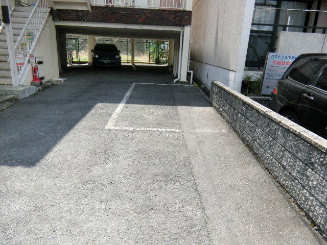 第ニ殿村マンションの駐車場