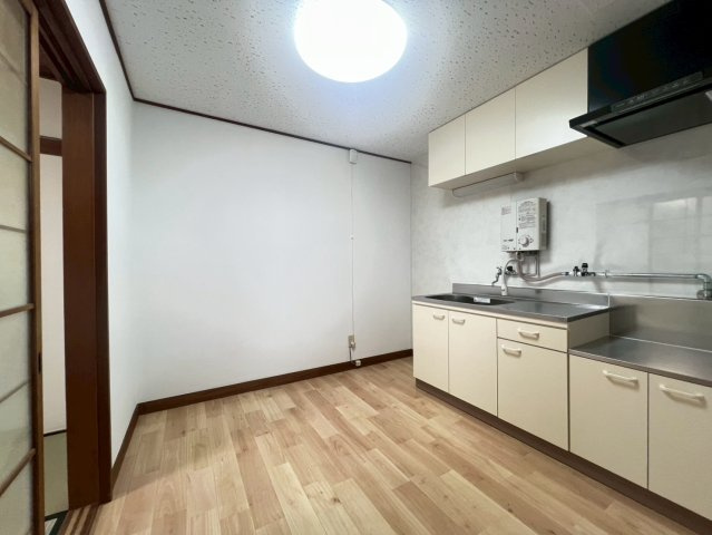 第ニ殿村マンションの洋室