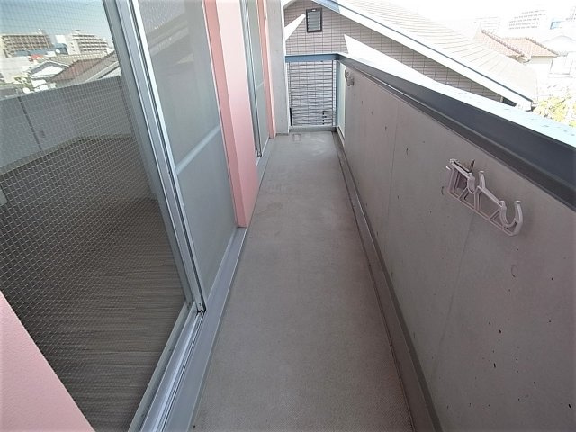 神戸市長田区蓮宮通４丁目の賃貸マンションのバルコニー|明るいワイドバルコニー、日当たり良好です