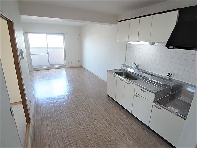 神戸市長田区蓮宮通４丁目の賃貸マンションのキッチン|リビングスペースがこれだけ明るいと気持ち良いです