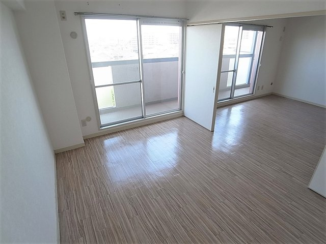 神戸市長田区蓮宮通４丁目の賃貸マンションの内装|洋室の間仕切りをオープンにすると開放感タップリ