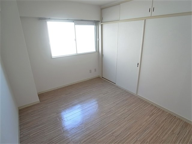 神戸市長田区蓮宮通４丁目の賃貸マンションの洋室|廊下側の洋室も明るいです