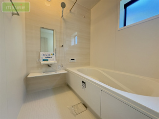 【浴室】 | 平日・土日も見学できます　P並列2台　WIC×2　限定1区画　 | 足を伸ばしてくつろげる1坪タイプの浴室で、贅沢なバスタイムを♪