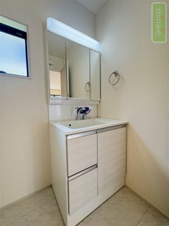 【独立洗面台】 | 平日・土日も見学できます　P並列2台　WIC×2　限定1区画　 | 三面鏡付きの洗面化粧台で、身だしなみもばっちり整います♪