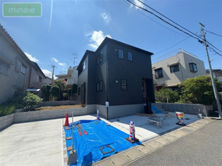 【外観】 | 平日・土日も見学できます　P並列2台　WIC×2　限定1区画　 | 販売現地
現代的なフォルムが印象的な、スタイリッシュな外観デザイン♪