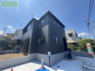 【外観】 | 平日・土日も見学できます　P並列2台　WIC×2　限定1区画　 | 販売現地
現代的なフォルムが印象的な、スタイリッシュな外観デザイン♪