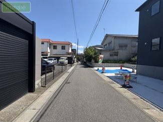 【前面道路含む現地写真】 | 平日・土日も見学できます　P並列2台　WIC×2　限定1区画　 | 前面道路です♪