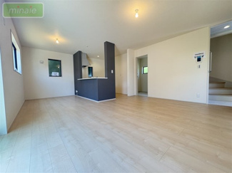 【居間・リビング】 | 平日・土日も見学できます　P並列2台　WIC×2　限定1区画　 | 家族が自然と集まる、明るく開放的なリビング空間♪