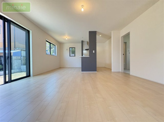 【居間・リビング】 | 平日・土日も見学できます　P並列2台　WIC×2　限定1区画　 |  広々としたリビングは家具の配置も自由自在です♪