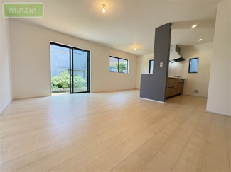 【居間・リビング】 | 平日・土日も見学できます　P並列2台　WIC×2　限定1区画　 | 家族が自然と集まる、明るく開放的なリビング空間♪