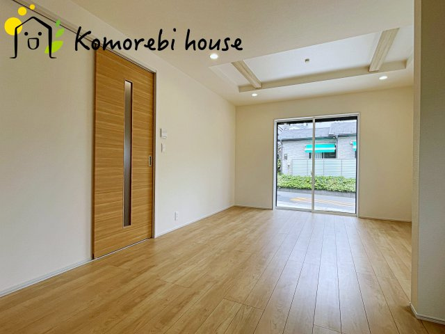 さいたま市北区大成町4丁目　新築一戸建て　ブルーミングガーデン　01の居間・リビング|8/18　撮影