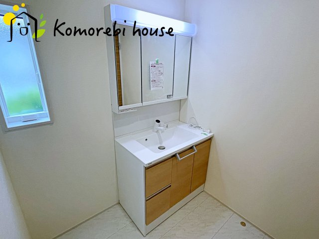 さいたま市北区大成町4丁目　新築一戸建て　ブルーミングガーデン　01の独立洗面台|8/18　撮影