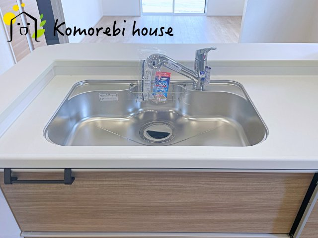 さいたま市北区大成町4丁目　新築一戸建て　ブルーミングガーデン　01のキッチン|8/18　撮影