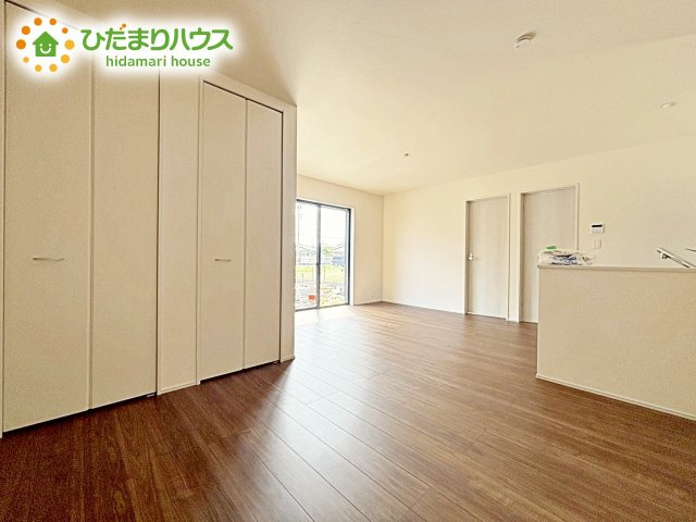 【居間・リビング】 | 笠間市旭町第12　新築戸建　3号棟 | 南向きのリビングではぽかぽかの日差しが感じられます☆彡