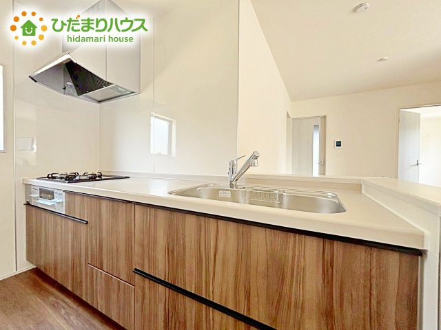 【キッチン】 | 笠間市旭町第12　新築戸建　3号棟 | 3口コンロと収納豊富なキッチンで、ママの毎日のお料理もはかどります☆