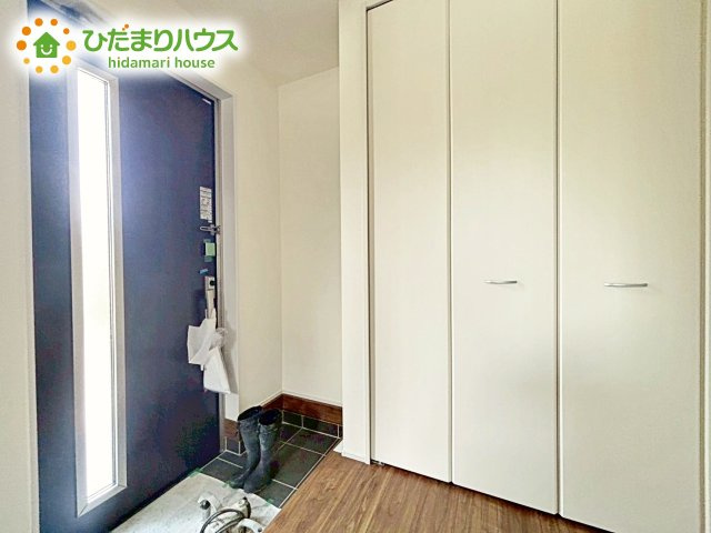【玄関】 | 笠間市旭町第12　新築戸建　3号棟 | 玄関がひろいので親子で並んで仲良く靴が履けますね(^^)/