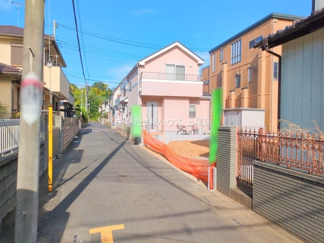 西区高木　新築戸建　ブルーミングガーデン01の前面道路含む現地写真