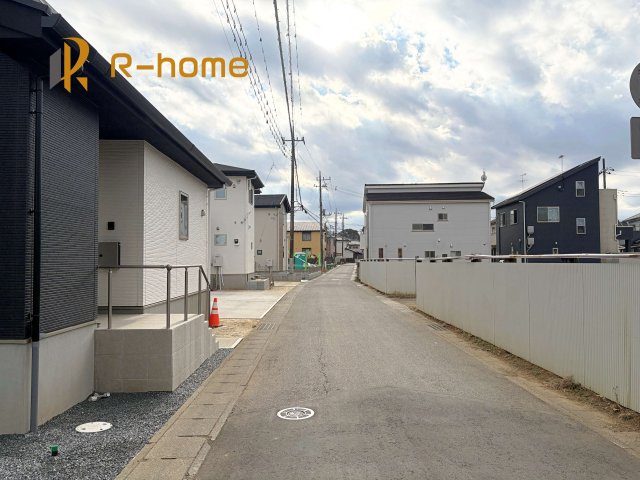 牛久市牛久町7期　新築戸建て　1号棟の前面道路含む現地写真|『今から見たい！』大歓迎です♪
お気軽にＲ－ｈomeまでお問い合わせください。