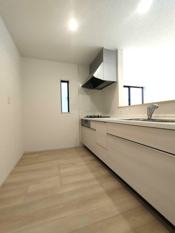 三郷市　戸ケ崎3丁目　新築戸建　全7棟のキッチン|お子様と並んで料理をしても余裕のゆとりのキッチン