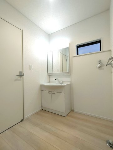 三郷市　戸ケ崎3丁目　新築戸建　全7棟の洗面所|家族で使いやすい広さと収納力を両立